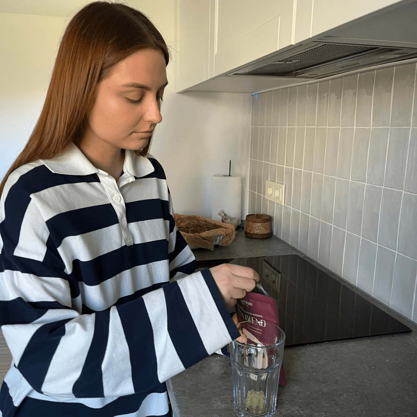 Dosha Bliss bendruomenės narė vartojanti Pitta Blend mišinį rūgštingumui mažinti