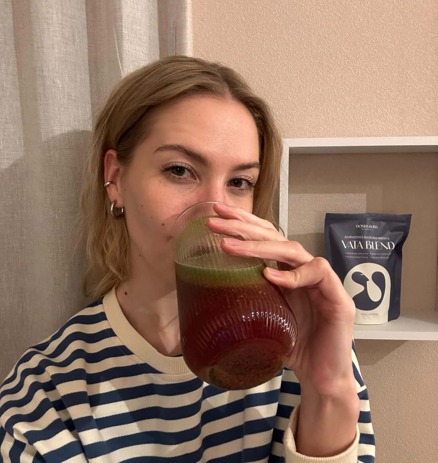 Mergina šviesiais banguotais plaukais geria Vata Blend mišinuką